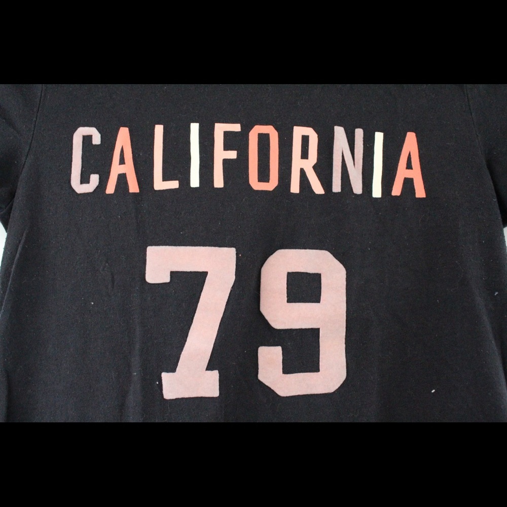 Super cute Hollister top - Picture 2 of 5